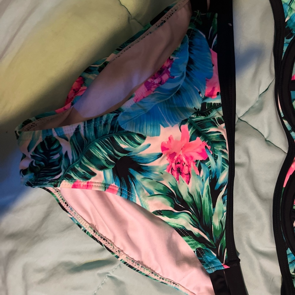 Colorful bikini - Picture 3 of 4